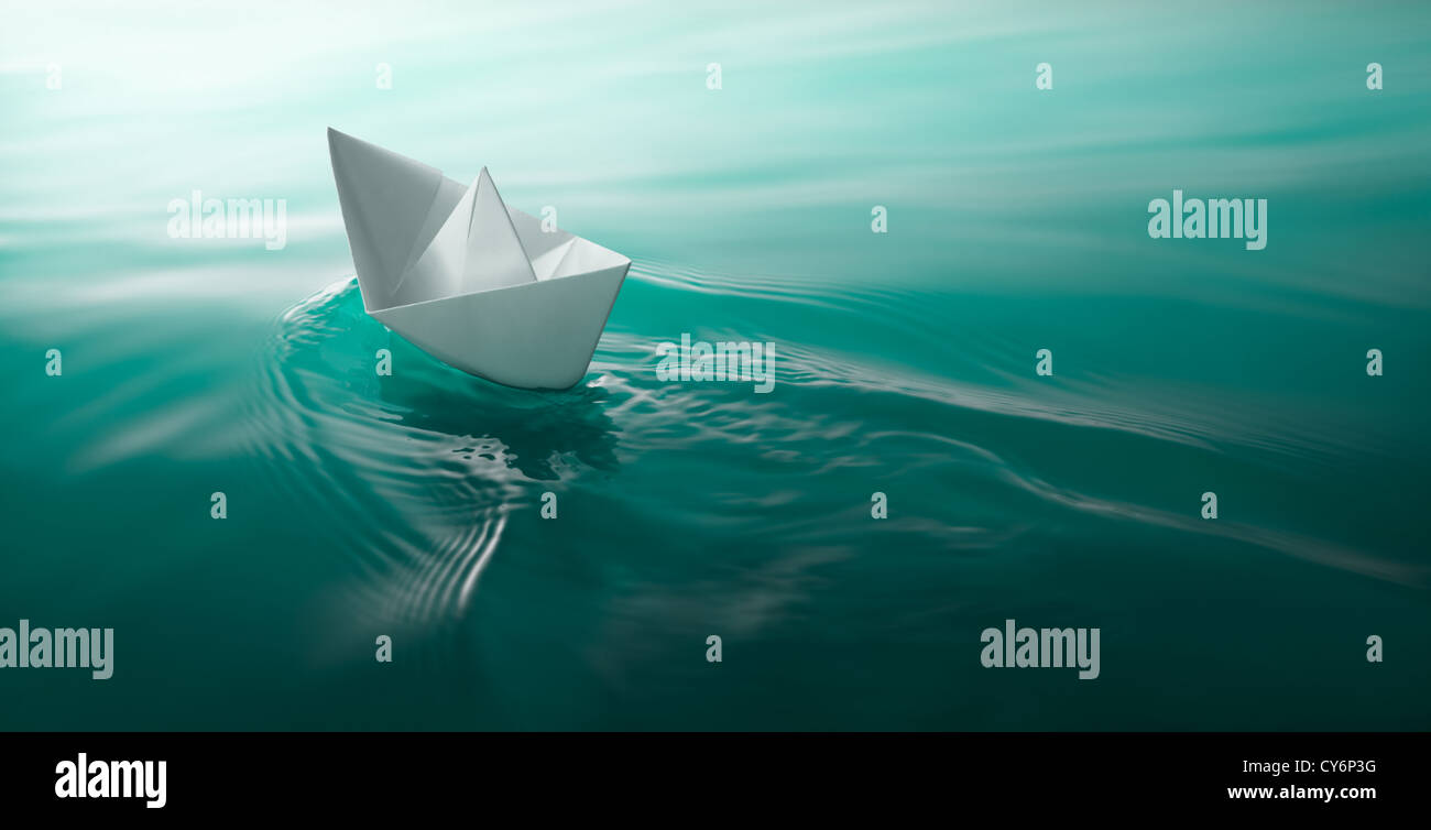 Origami Papierboot Segeln auf dem Wasser verursacht Wellen und Wellen Stockfoto