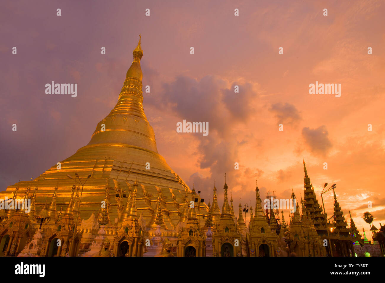 Shwedagon Pagoda(Great Dagon Pagoda) in Yangon, Sonnenuntergang Stockfoto