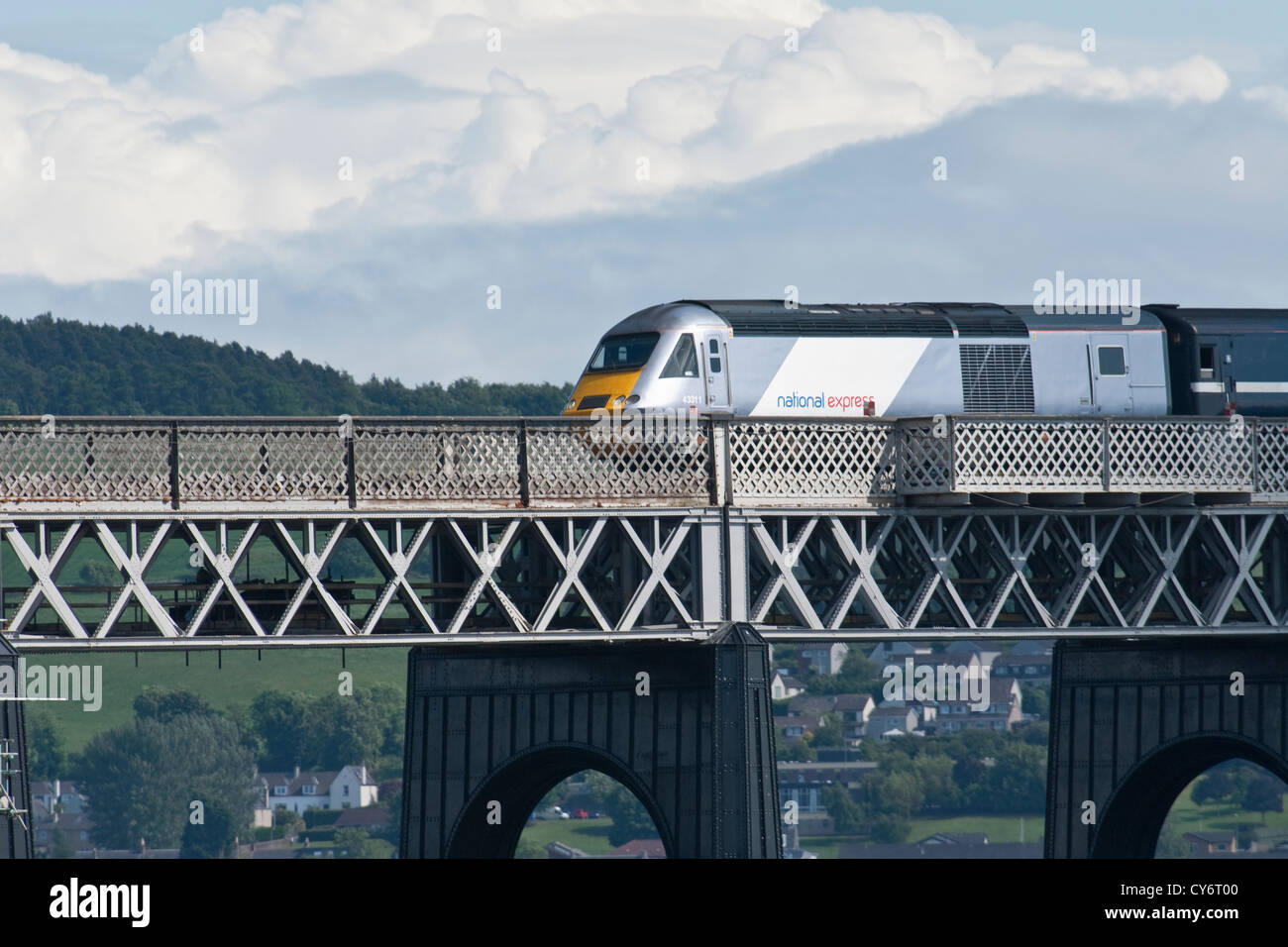 Intercity Zug Überqueren der Tay Eisenbahnbrücke am Dundee, Schottland Stockfoto