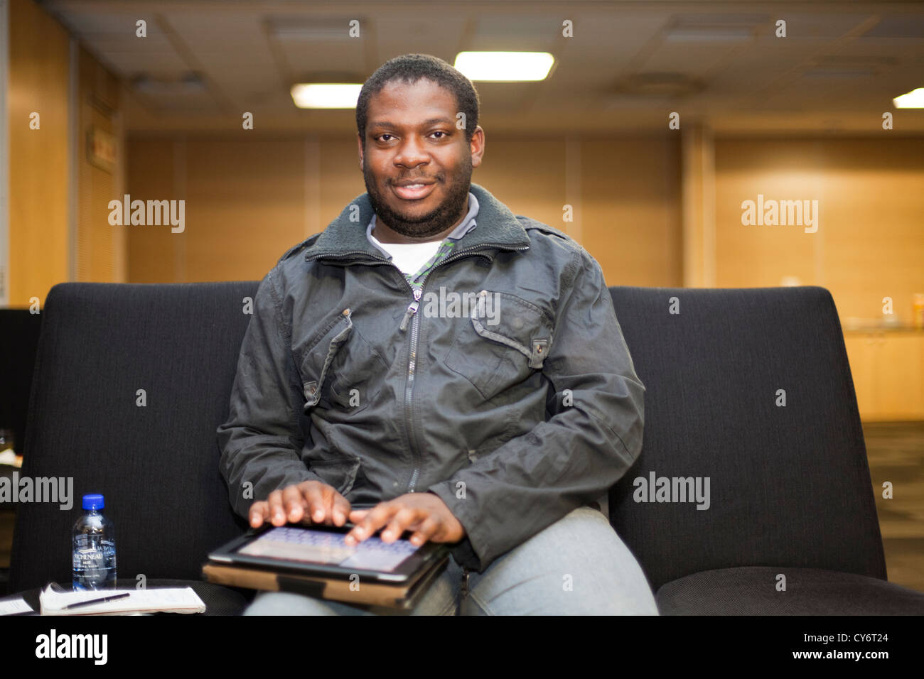 Schwarze männliche afrikanische Studenten im Unterricht Notizen auf Computer Tablet in Johannesburg Südafrika 2012-Klasse Stockfoto