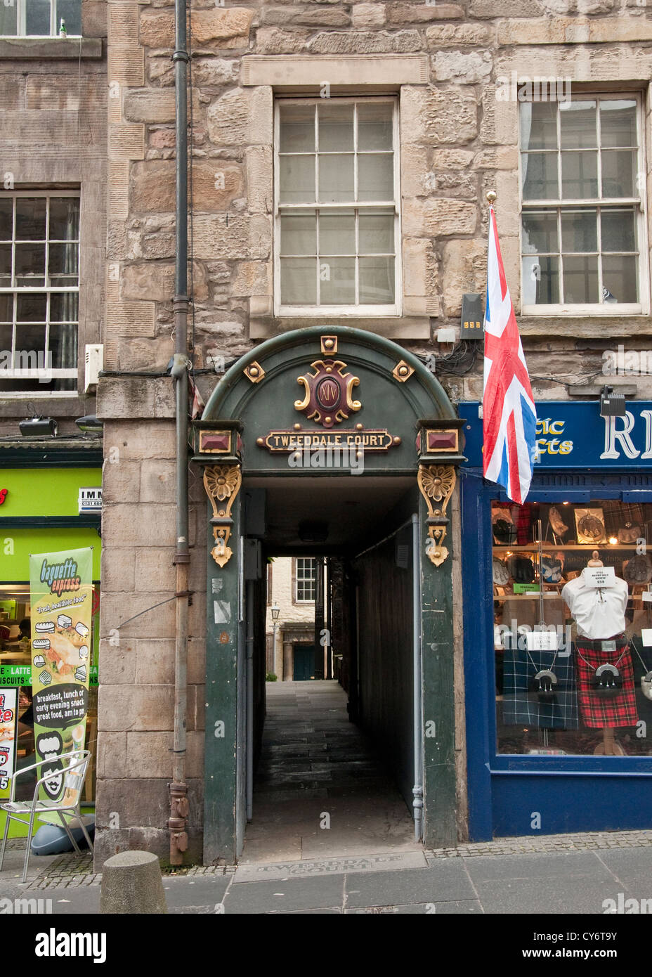 Die verzierten Eingang Tweeddale Gericht auf der Royal Mile in Edinburgh, Zentralschottland Stockfoto