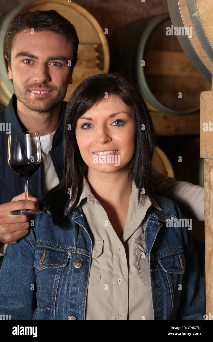 junges Paar Weinproben im Keller Stockfoto