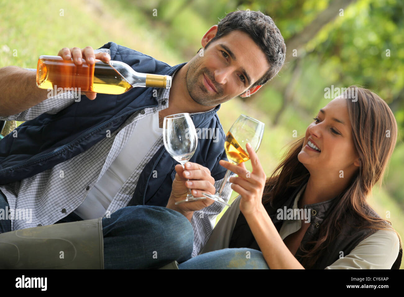 paar mit Getränken auf dem Lande Stockfoto