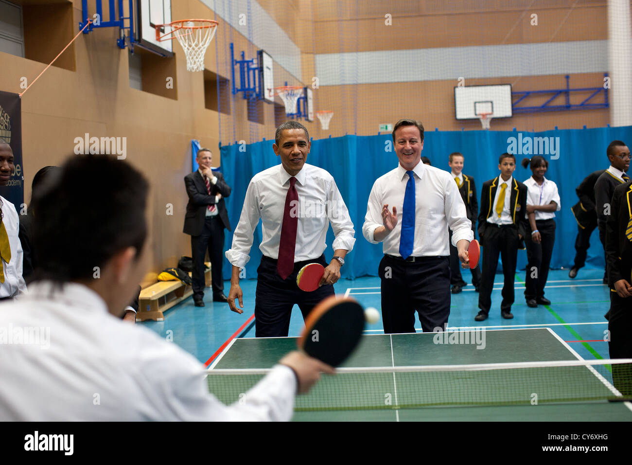 US-Präsident Barack Obama und der britische Premierminister David Cameron Tischtennis spielen mit Schülern an Globus Akademie 24. Mai 2011 in London, England. Stockfoto