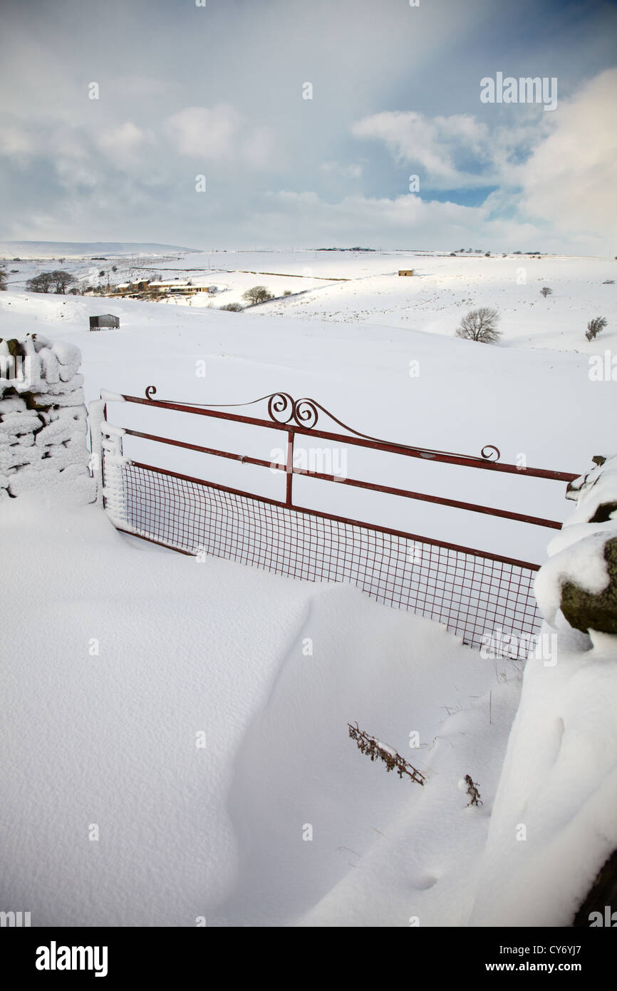 Gateway mit Schnee gefüllt. Heftige Schneefälle in Nidderdale, North Yorkshire. Stockfoto