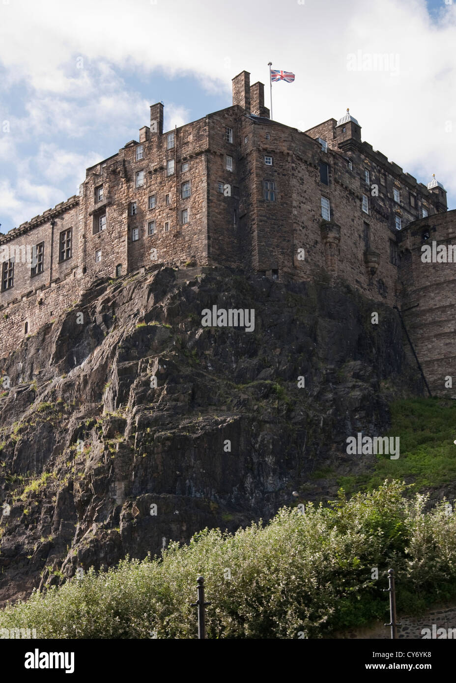 Hoch aufragenden Mauern des Edinburgh Castle auf Felsen. Edinburgh, Schottland Stockfoto