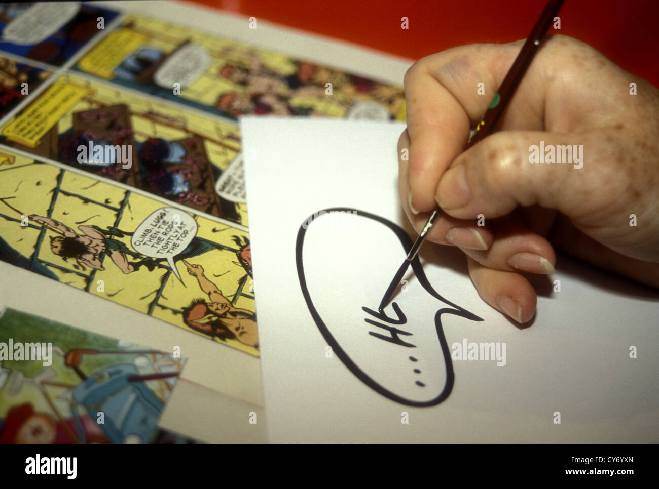 Karikaturisten zeichnen eine Sprechblase für ein comic Stockfoto