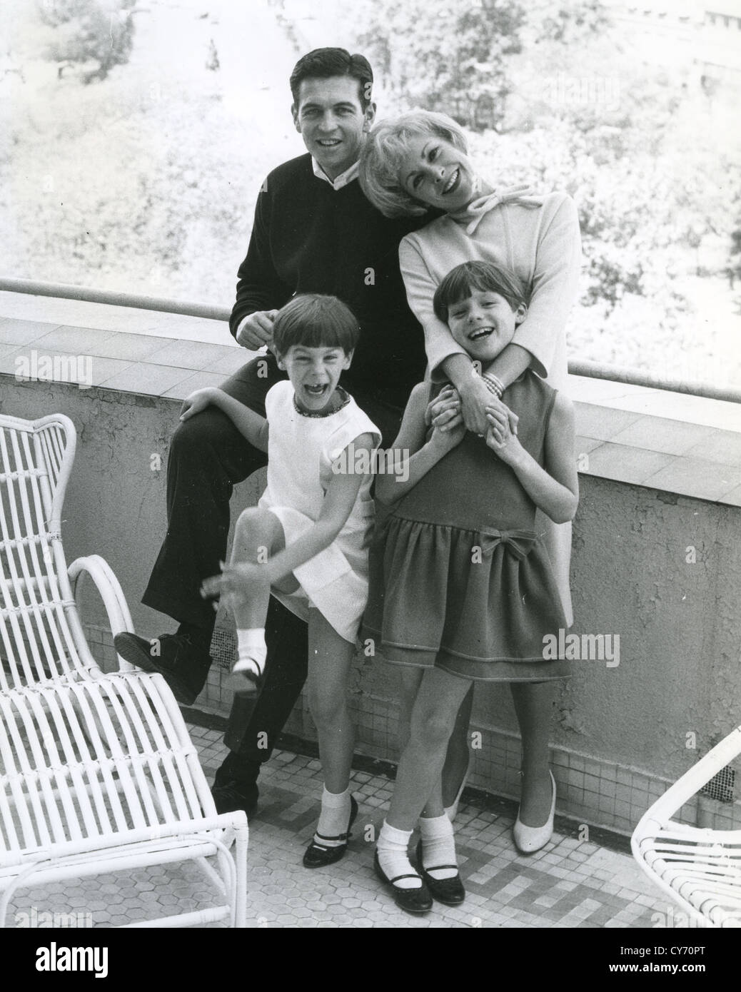 JANET LEIGH im Urlaub in Italien um 1963 mit vierten Ehemann Robert Brandt und seinen Töchtern Jamie Lee (links) und Kelly Stockfoto