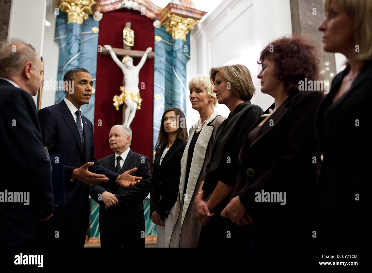US-Präsident Barack Obama Gespräche mit Familienangehörigen der Opfer des Flugzeugabsturzes von Smolensk während seines Besuchs in der Feld-Kathedrale des polnischen Militärs 28. Mai 2011 in Warschau, Polen. Stockfoto