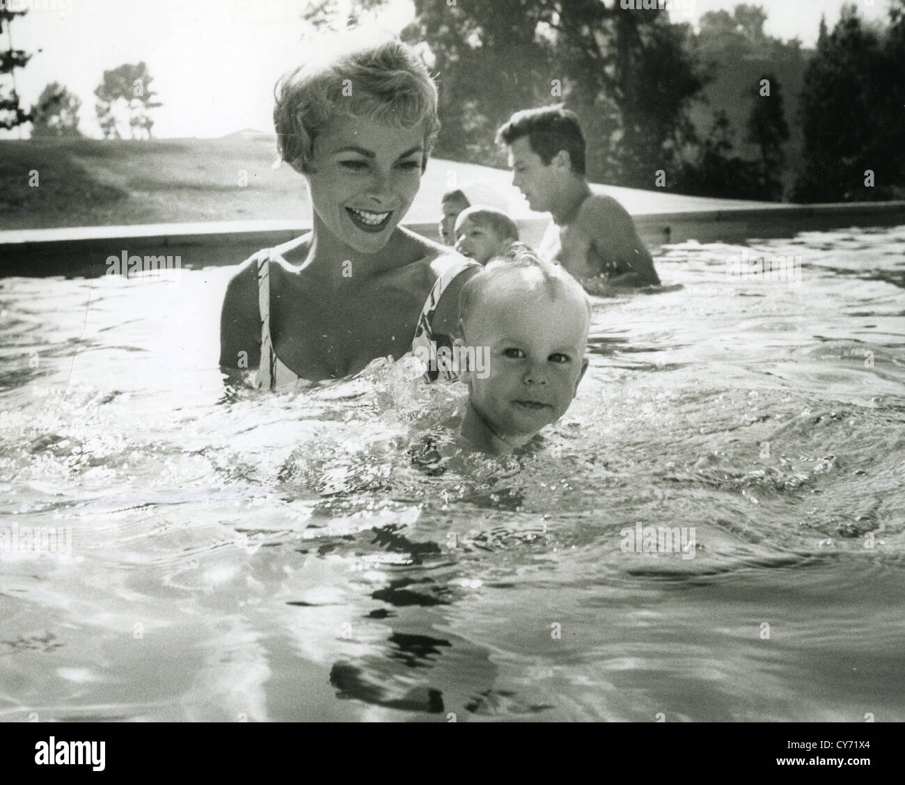 JANET LEIGH über 1962 mit Tochter Jamie und ihr Mann Tony Curtis mit Tochter Kelly Stockfoto