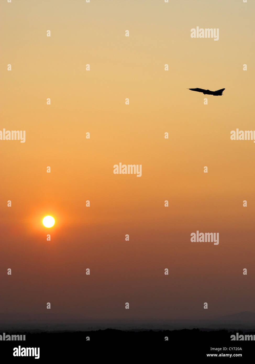 Flugzeug Start bei Sonnenuntergang Stockfoto