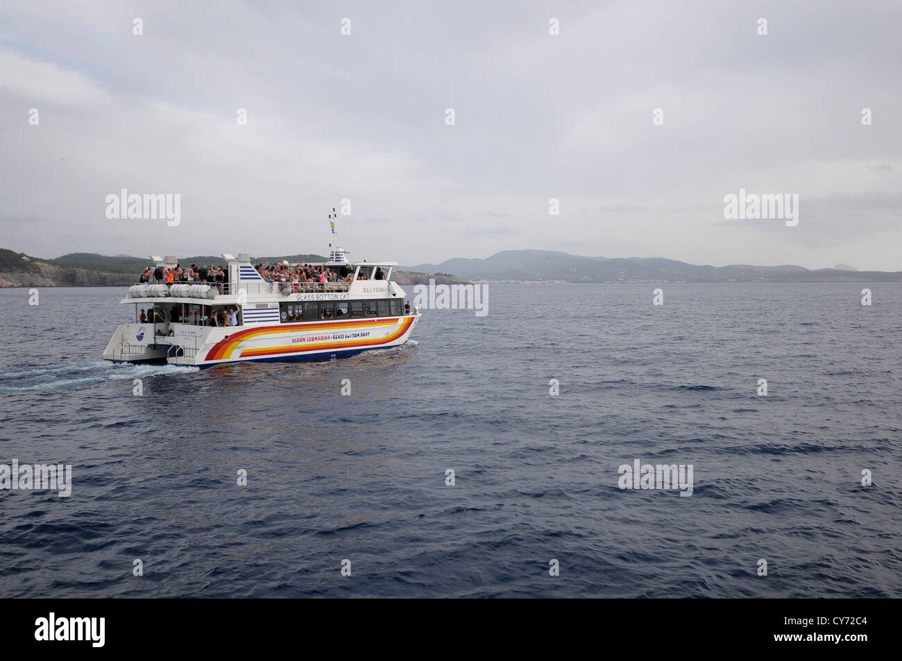 Ein Schiff voller Touristen fährt in den Ozean in Ibiza, Spanien. Stockfoto