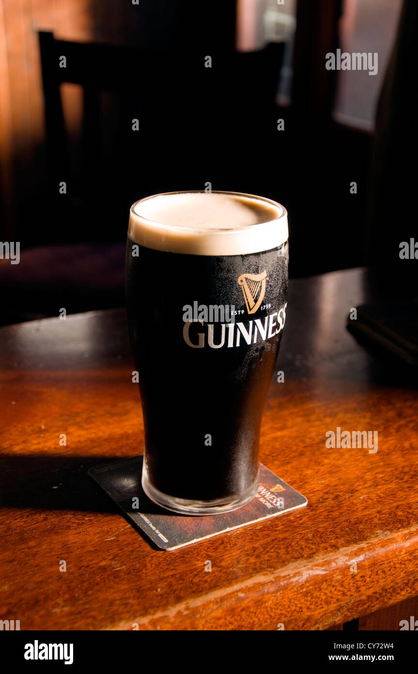 Pint Irish Stout auf einen hölzernen Balken Stockfoto
