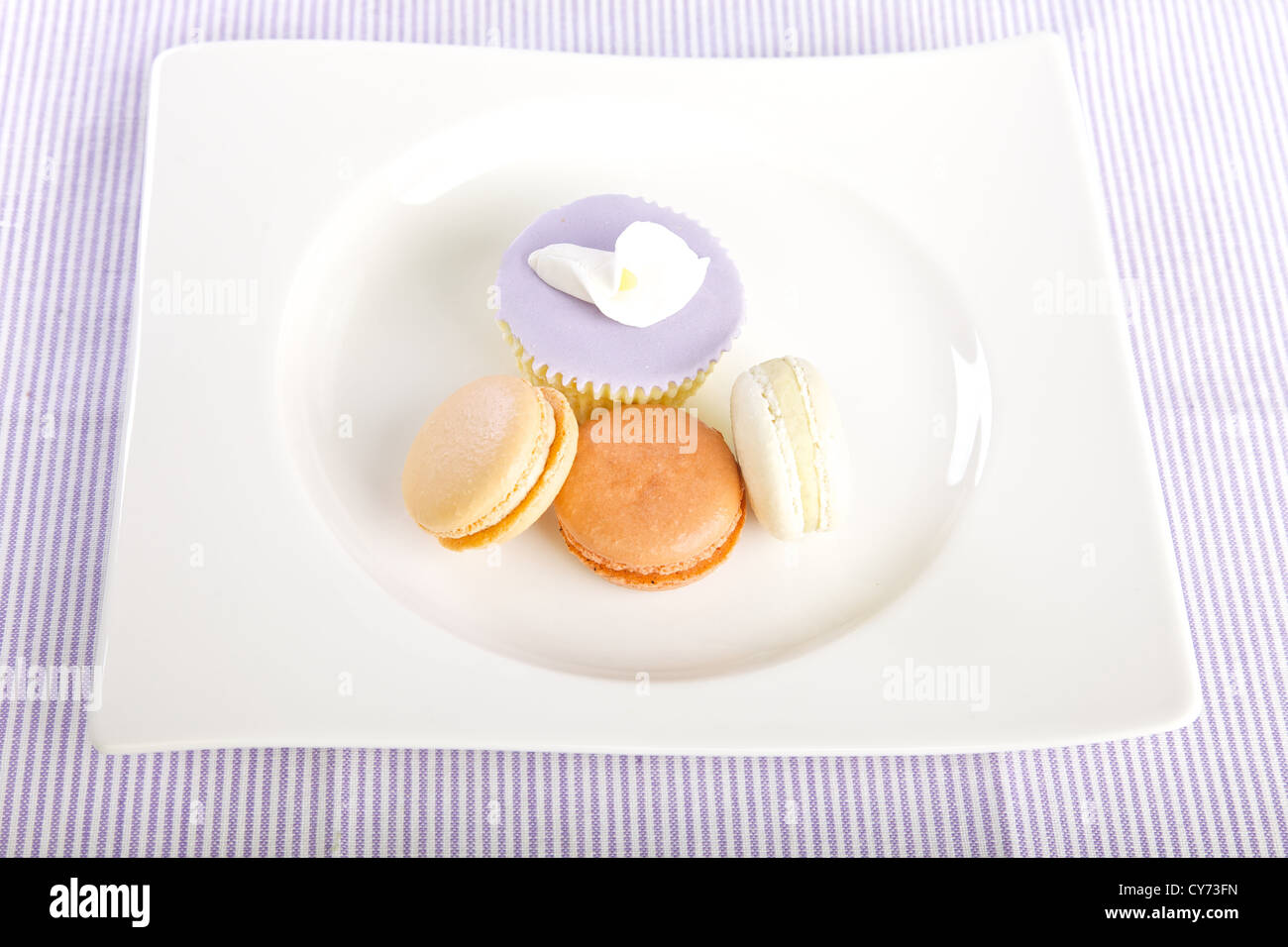 Cupcake und Makronen Stockfoto