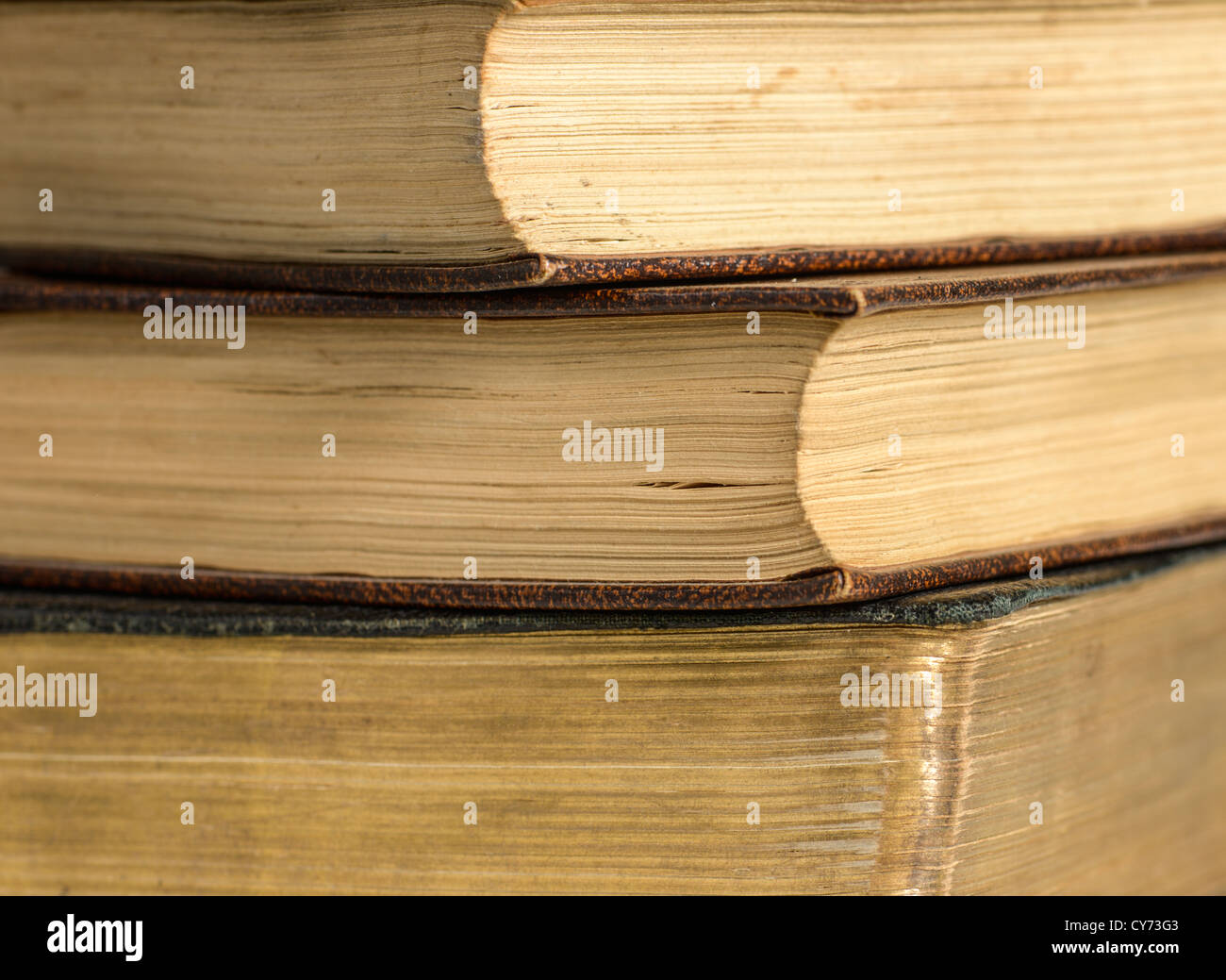 Ein Stapel Stapel von drei antiken Vintage alte Bücher, Anzeichen von Verschleiß anonyme Anontmised anonymisiert Stockfoto