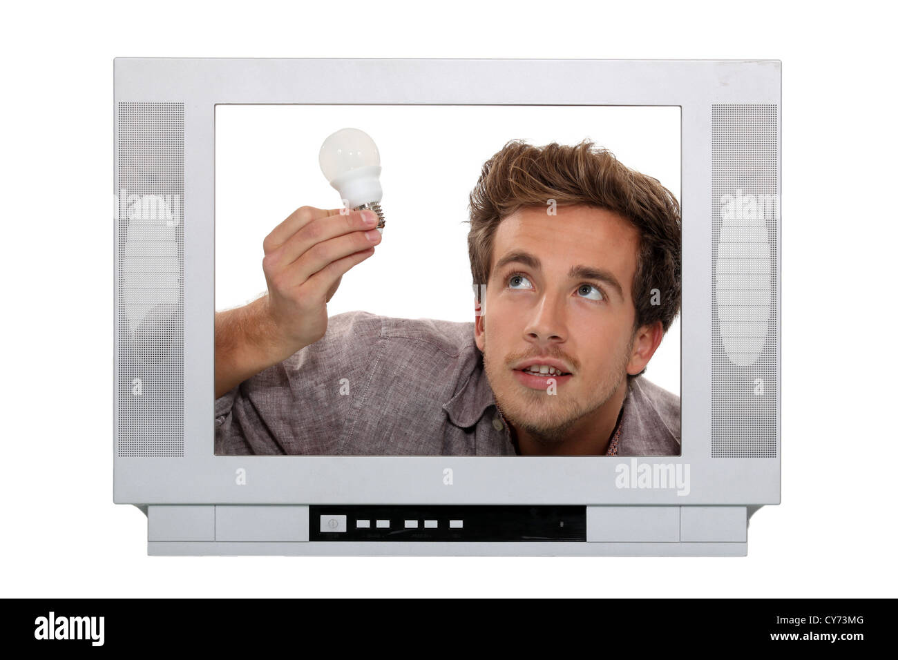 Mann passende Glühbirne im Fernsehen Stockfoto