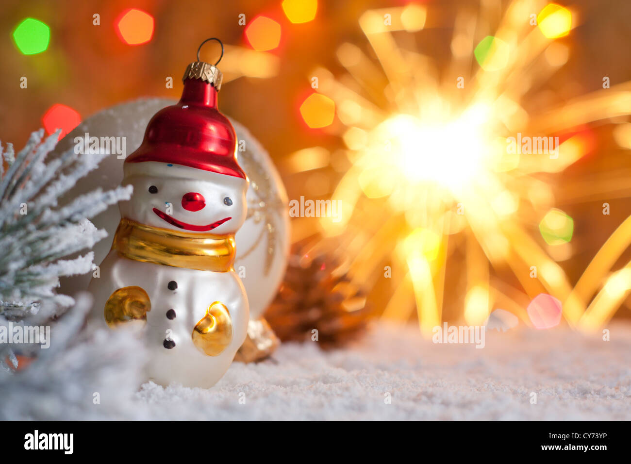 Schneemann und unscharfen Weihnachten Hintergrund mit Wunderkerzen Stockfoto