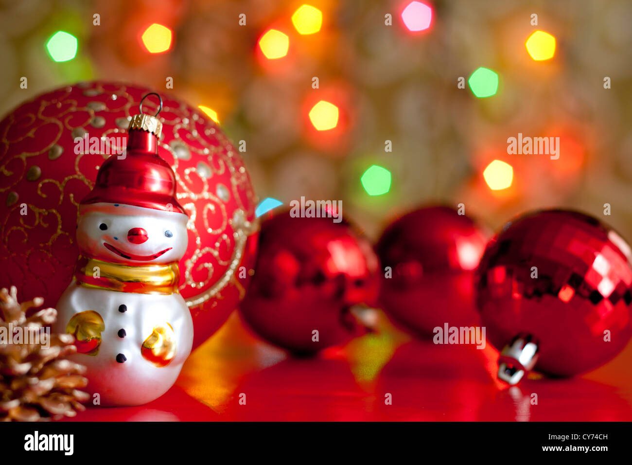 Schneemann und Kugeln gegen bunte der Hintergrund jedoch unscharf Stockfoto