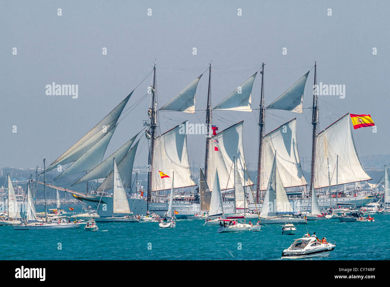 Spanische Marine Schiff, Juan Sebastian de Elcano setzen Segel auf dem Großsegler Rennen 2012 Stockfoto