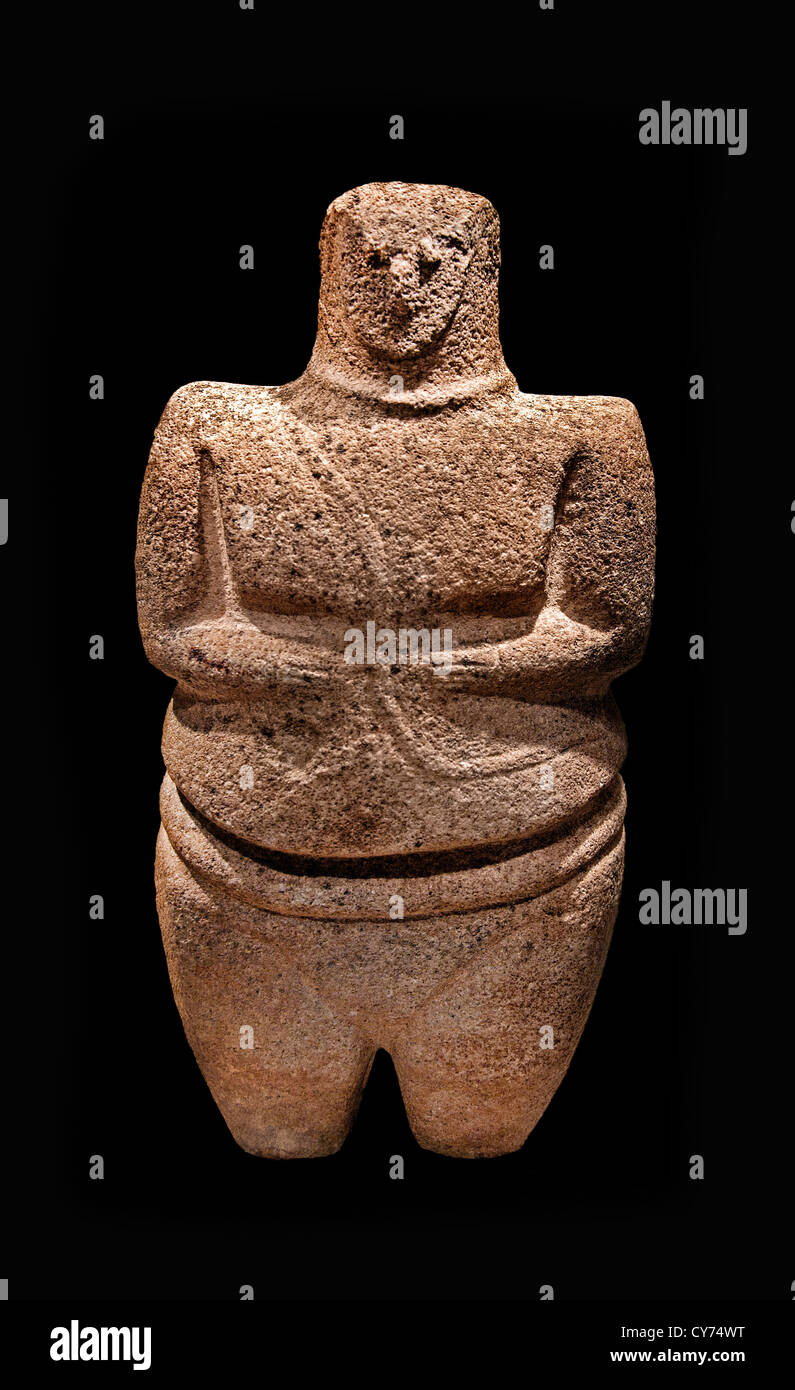 Stehende weibliche Figur tragen ein Armband und eine Halskette früh-mittleren Bronzezeit 3.-2. Jahrtausend v. Chr.  Arabien H. 27 cm arabische Arabische Stockfoto