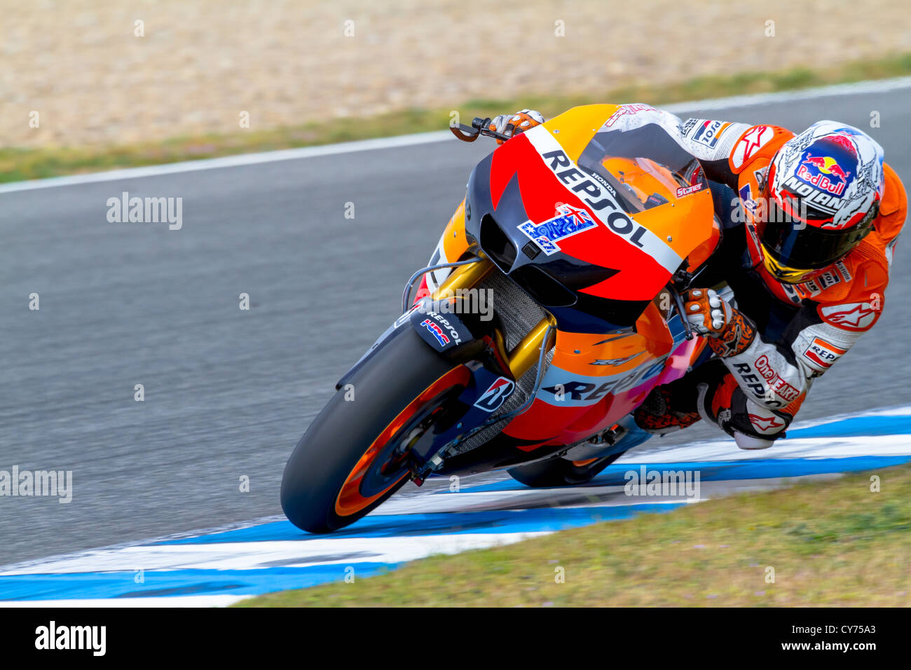 MotoGP-Motorradfahrer Casey Stoner nimmt eine Kurve in der MotoGP offizielle Trainnig o Stockfoto