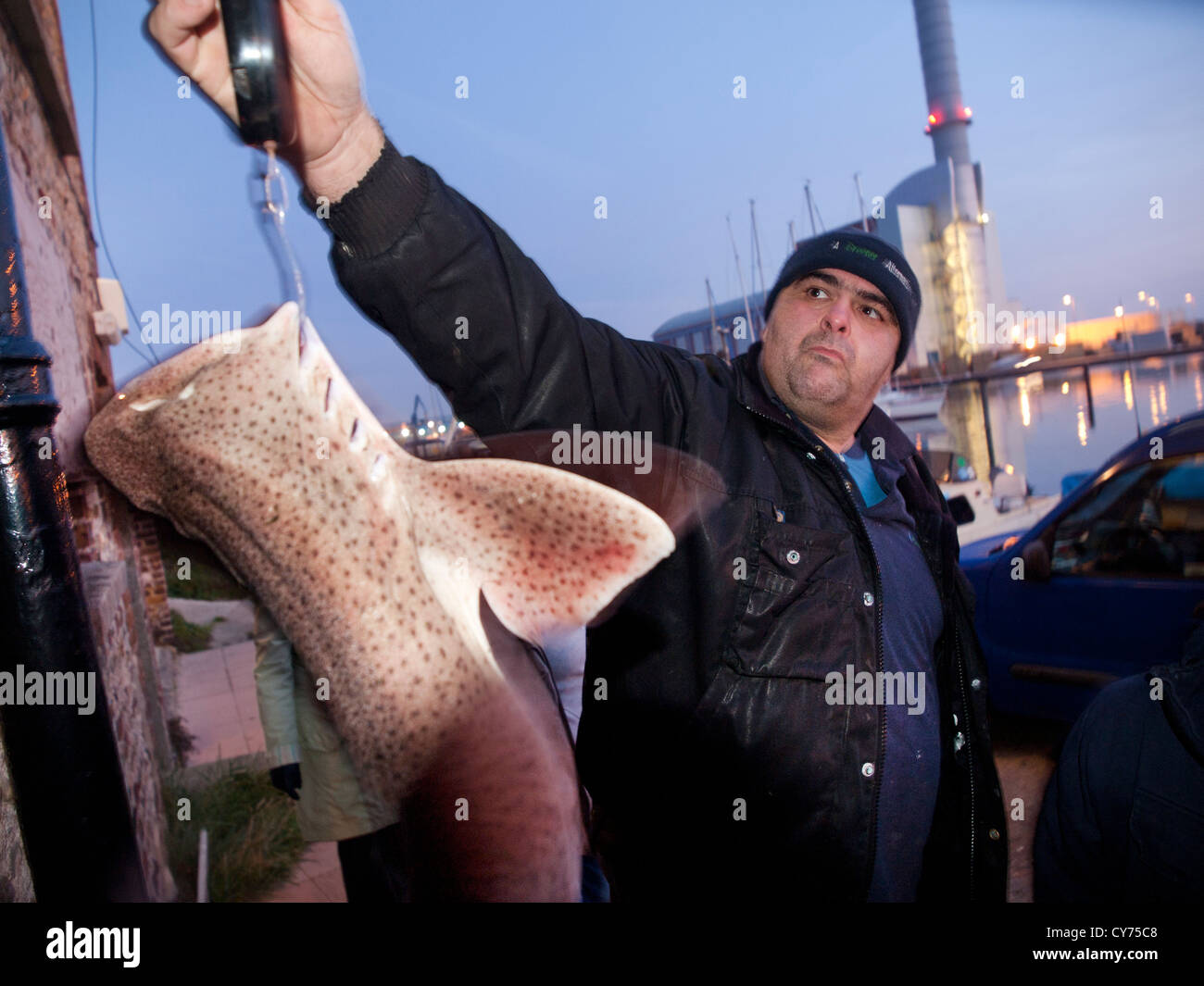 Nach einem Tag des Fischens in der Nähe von shoreham Hafen, ein Angeln club wiegt ihren Fang. Stockfoto