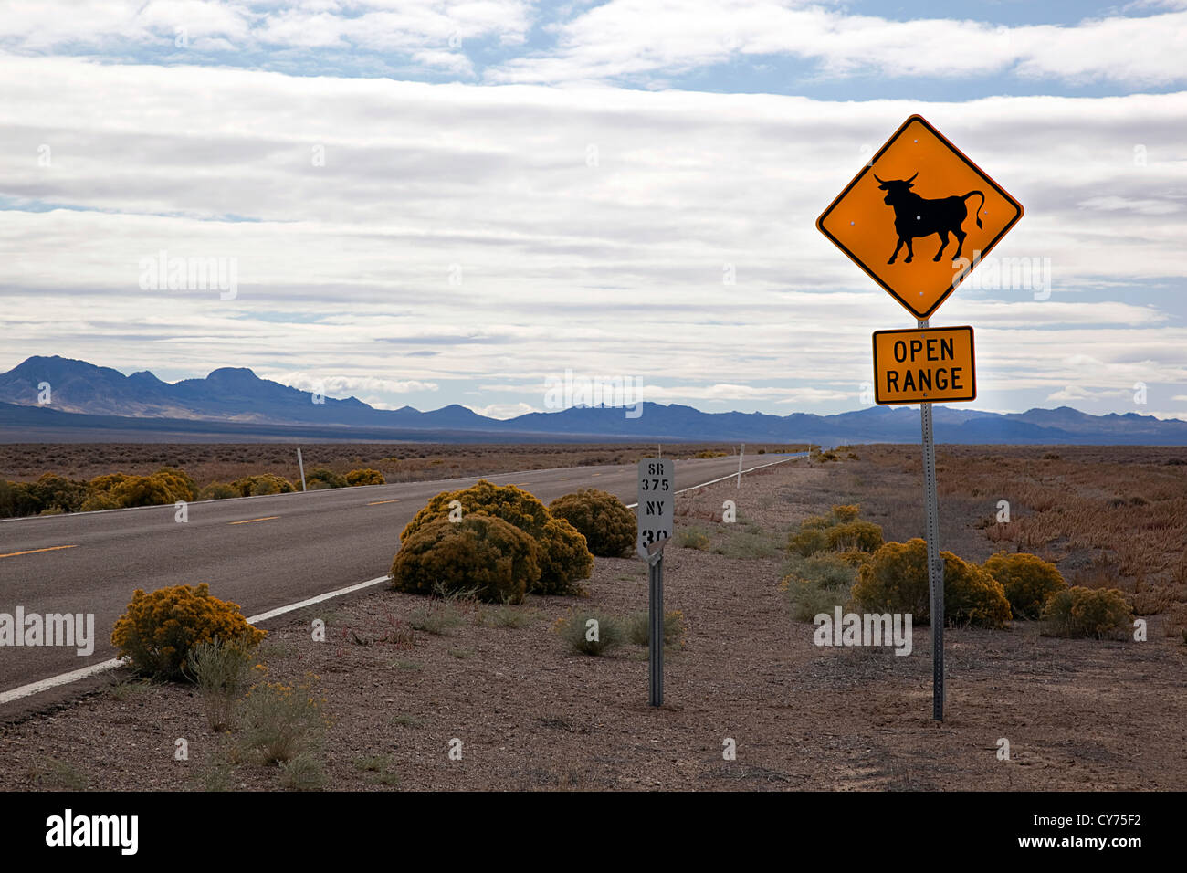 HWY 375 in der Nähe von Rachel Nevada Stockfoto