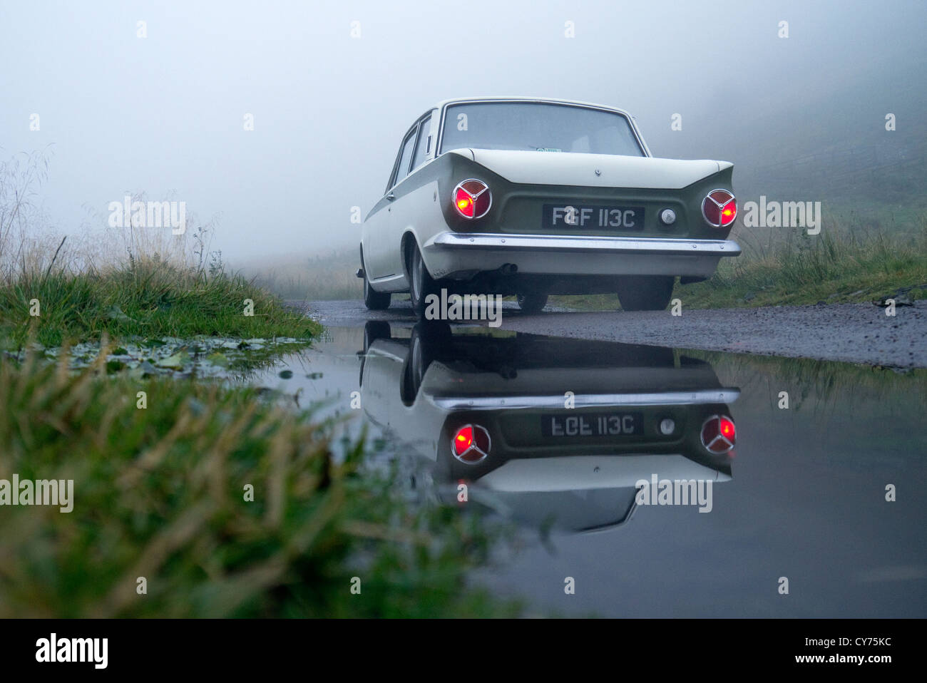 1965 Ford Lotus Cortina fahren auf einer englischen Landstraße Stockfoto