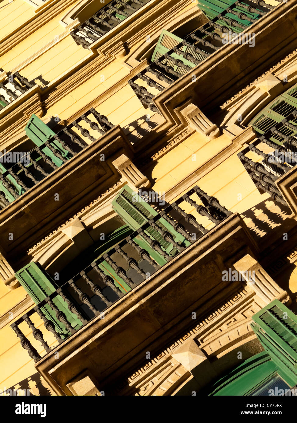 Typische Wohnungen mit Balkonen und Fensterläden im Stadtzentrum von Barcelona Spanien Stockfoto