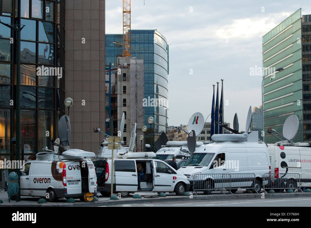 Media SAT-Übertragung vans geparkt außerhalb des EU-Gipfels, Justus-Lipsius-Gebäude, Rue De La Loi, Brüssel Stockfoto