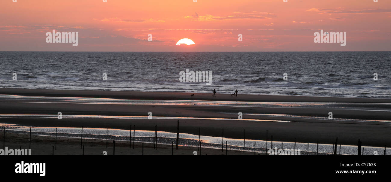 Sonnenuntergang am Strand von De Haan, West-Flandern, Belgien Stockfoto