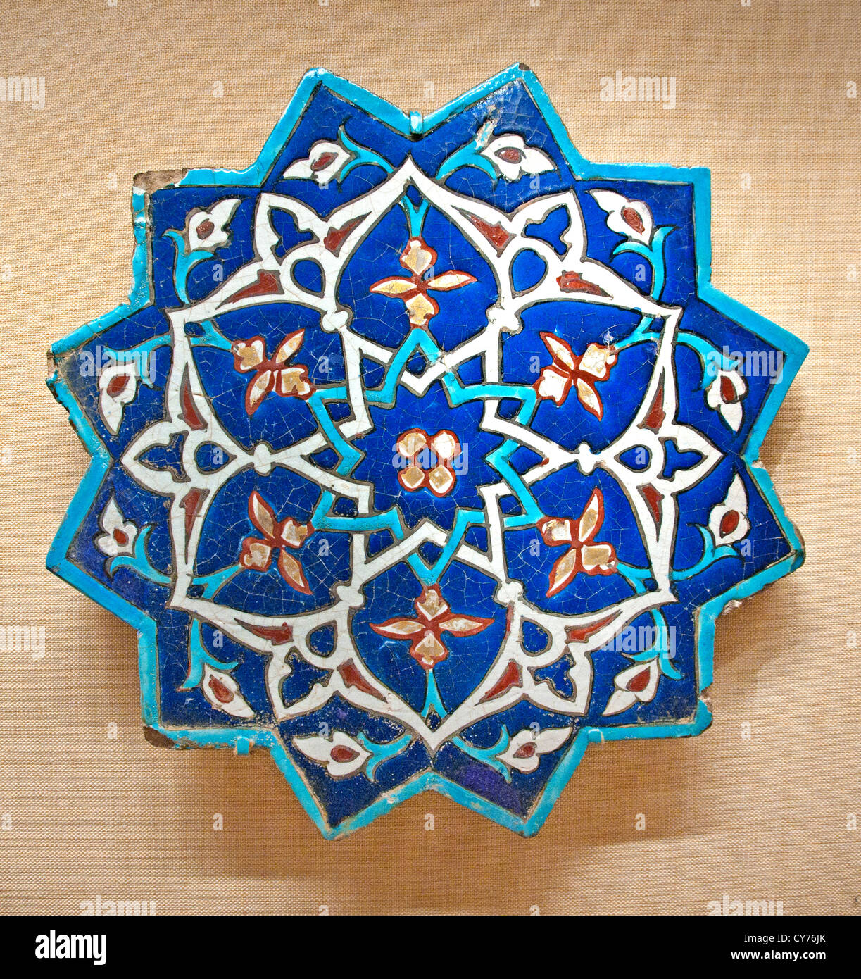 Sternförmige Fliese 1442 – 43 Iran Khargird Stonepaste Polychrome Glasur 40 cm Keramik Iran iranische Persien persische Arabisch Arabische Stockfoto