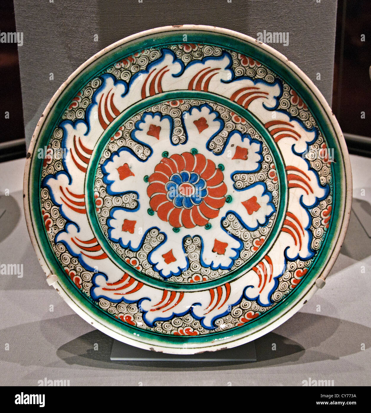 Iznik Stonepaste Ottoman Gericht mit Kaleidoskop Design 1585-1590 Iznik Stonepaste Platte Türkei Puten Stockfoto