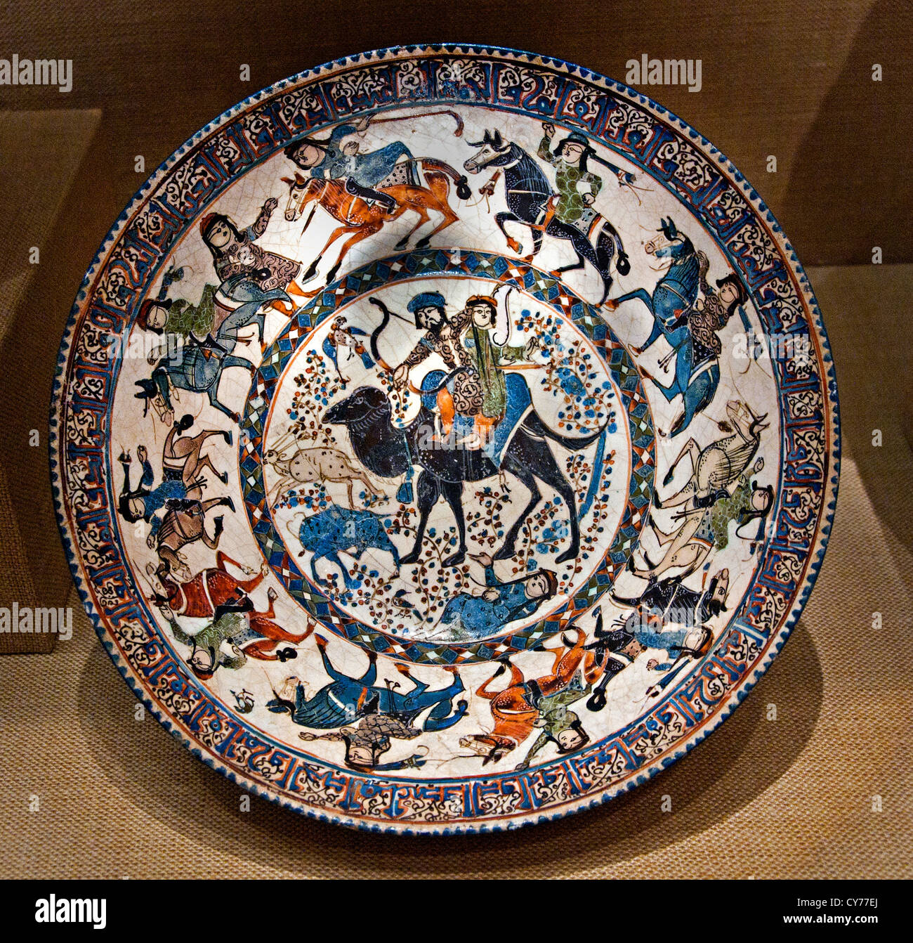 Bahram Gur und Azada Schüssel Kamel Overglaze 12. – 13. Jahrhundert Stonepaste polychrome Glasur undurchsichtig Monochrom 21 cm Keramik Iran Stockfoto
