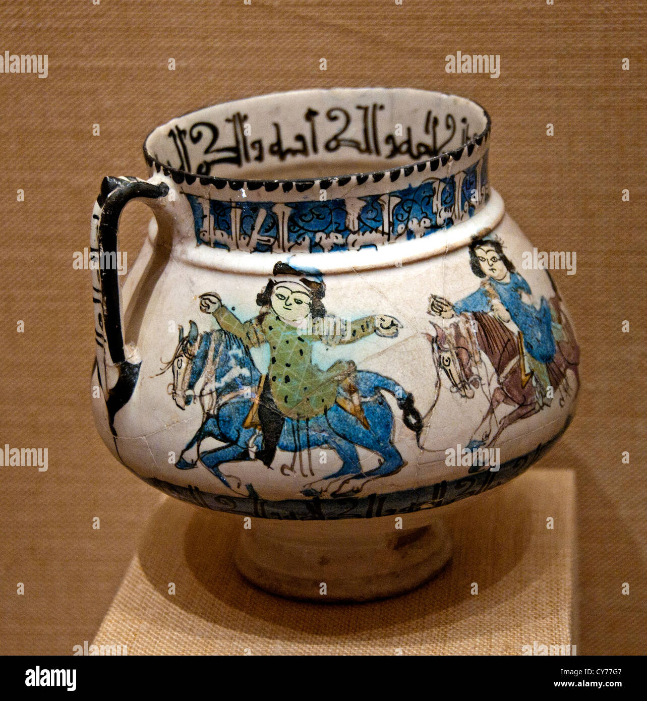 Ewer mit Reitern glasierte 12. – 13. Jahrhundert Iran Stonepaste geformt Monochrom Keramik Iran Stockfoto