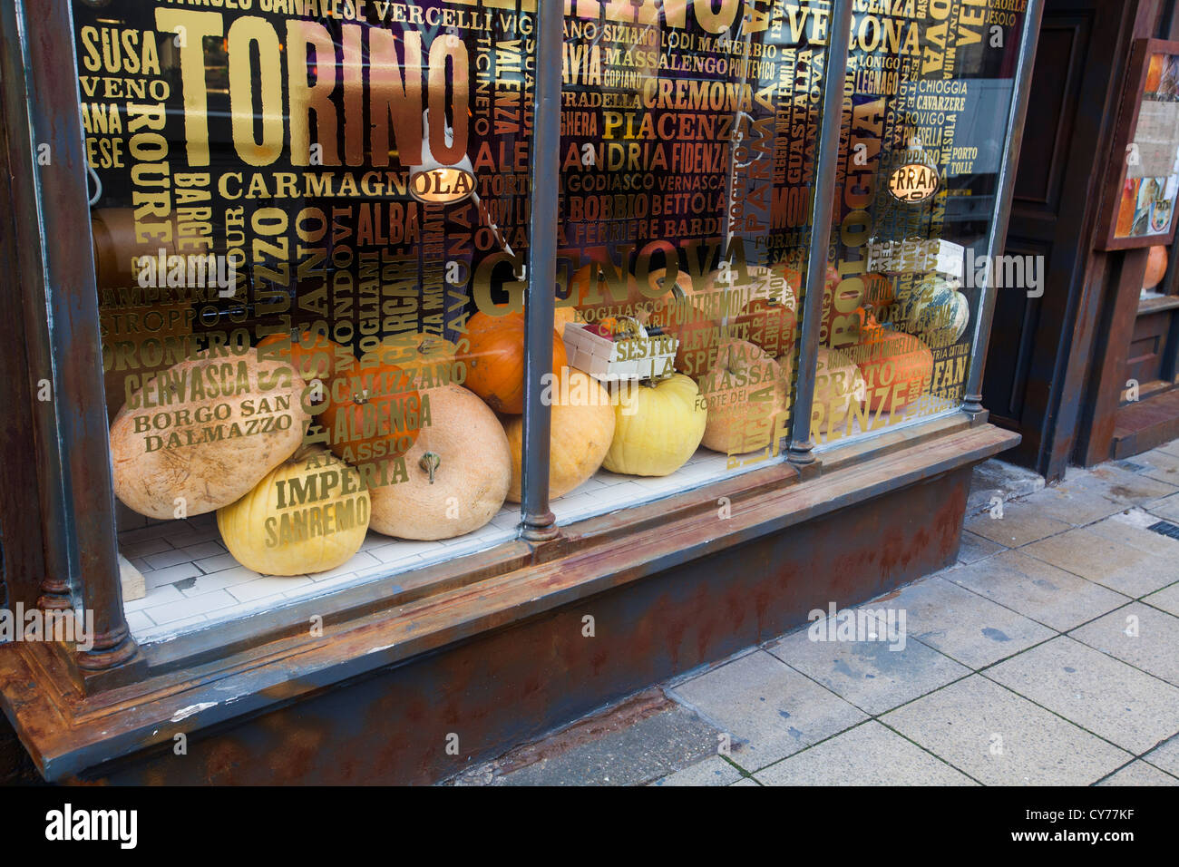 Kürbisse in einem Schaufenster in Warwick, UK, für Halloween. Stockfoto