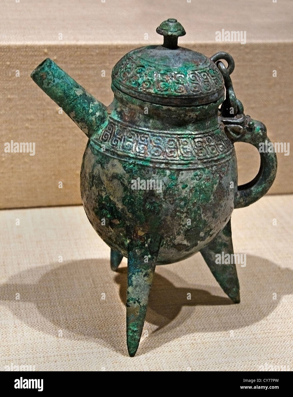 Spouted Ritual Winer Schiff er mit Attached Abdeckung Shang-Dynastie 11. Jahrhundert v. Chr. Bronze 23cm China Chinesisch Stockfoto Spouted Ritual Winer Schiff er mit Attached Abdeckung Shang-Dynastie 11. Jahrhundert v. Chr. Bronze 23cm China Chinesisch Stockfoto