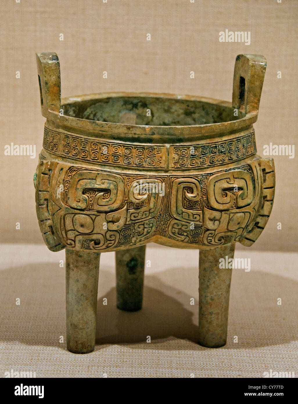 Rituelle gelappt Stativ Kessel Lidingö Shang Dynastie 11. Jahrhundert v. Chr. Bronze 14,6 cm China chinesische Stockfoto Rituelle gelappt Stativ Kessel Lidingö Shang Dynastie 11. Jahrhundert v. Chr. Bronze 14,6 cm China chinesische Stockfoto