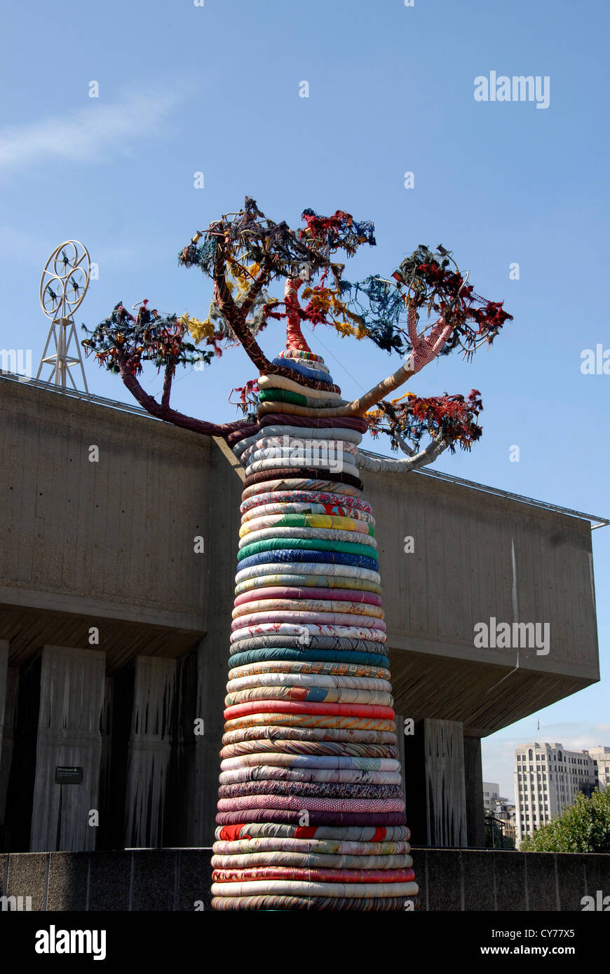 Die Piraten Technics Skulptur unter der Baobab installiert auf der Southbank im Rahmen des Festivals der Welt FestivaLondon UK Stockfoto