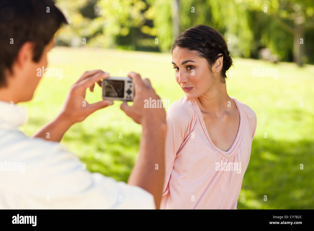 Mann nimmt ein Foto seines Freundes während sie posiert Stockfoto