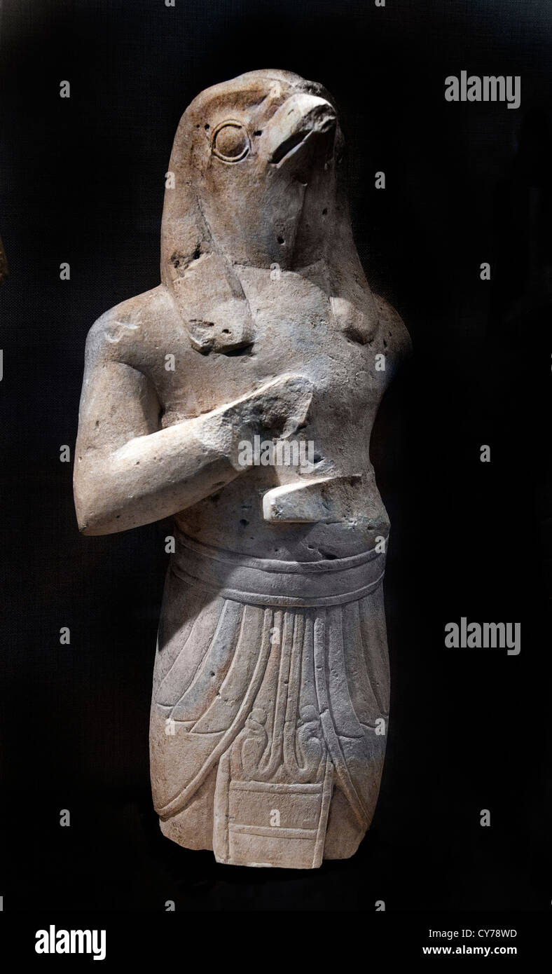 Männliche Figur trägt einen ägyptischen Kilt ein Falke Maske Perücke 6. Jahrhundert v. Chr. zyprischen Kalkstein 40 cm zyperngriechischen Griechenland Zypern Stockfoto