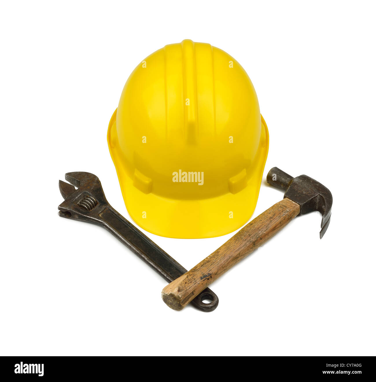 Gelben Bauarbeiterhelm mit gekreuzten Hammer und Schraubenschlüssel auf weißem Hintergrund Stockfoto