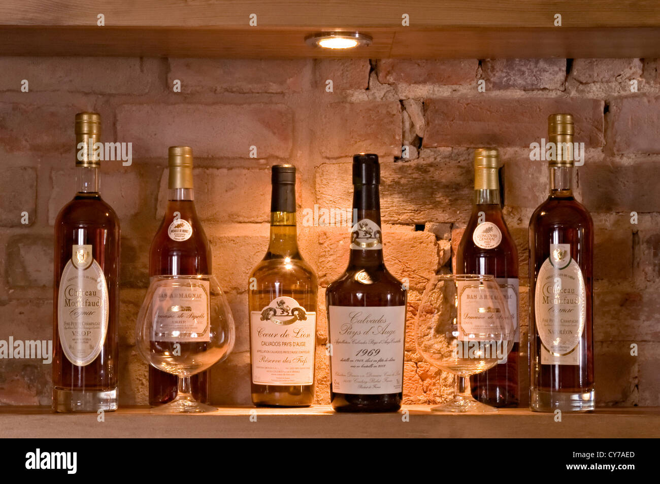 die Harcourt Wein Whisky Spirituosen auf einem Regal in einer bar Stockfoto