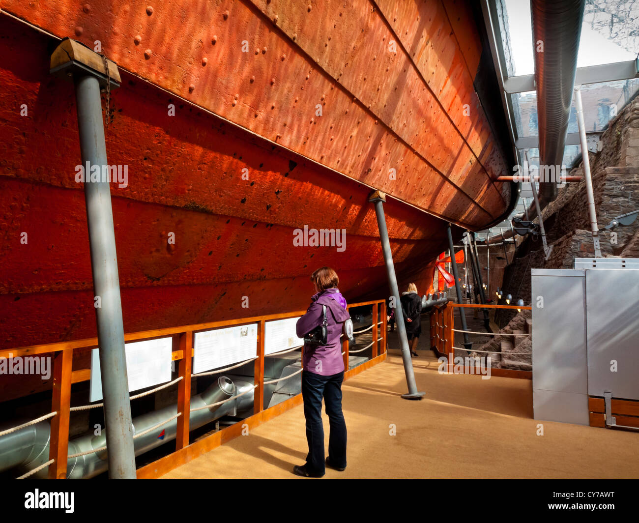 Besucher betrachten der eisernen Rumpf das Dampfschiff SS Great Britain von Brunel gebaut im Trockendock in Bristol Werften England UK Stockfoto