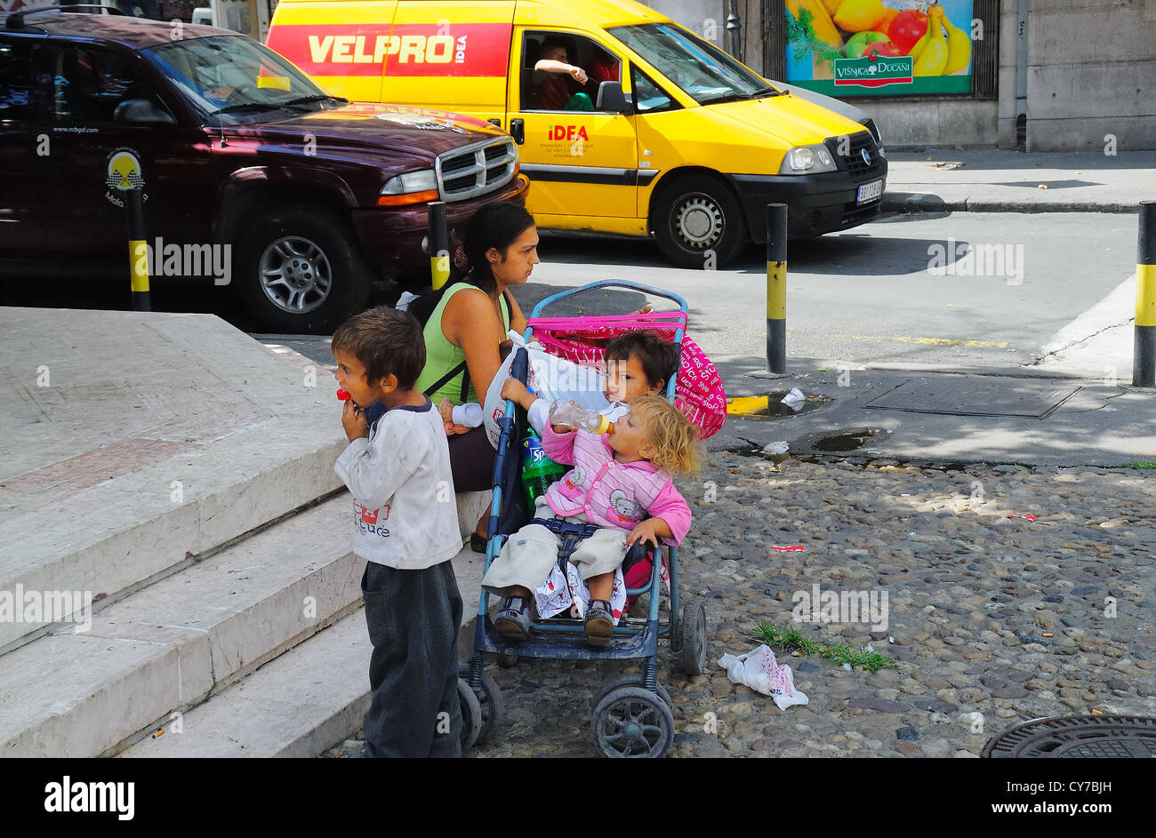 Rom Kinder und Mutter in Belgrad, Serbien Stockfoto