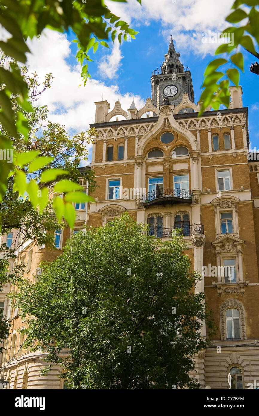 Schönes Gebäude mit einer Uhr auf Sretensky Prachtstraße Stockfoto
