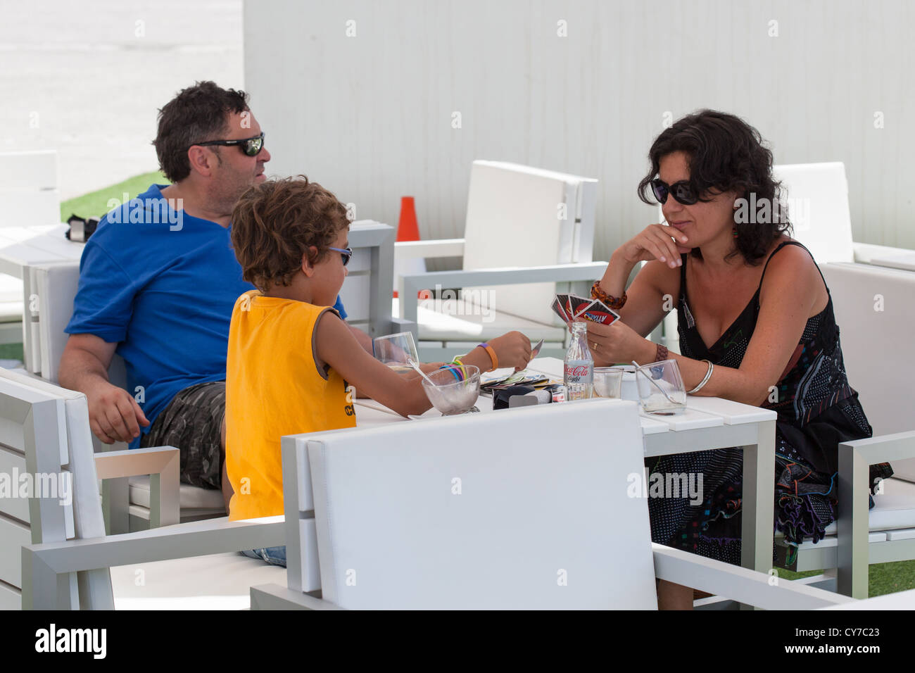 Familie Spielkarten in einem lokalen Restaurant. Malaga direkt am Meer Spanien Stockfoto