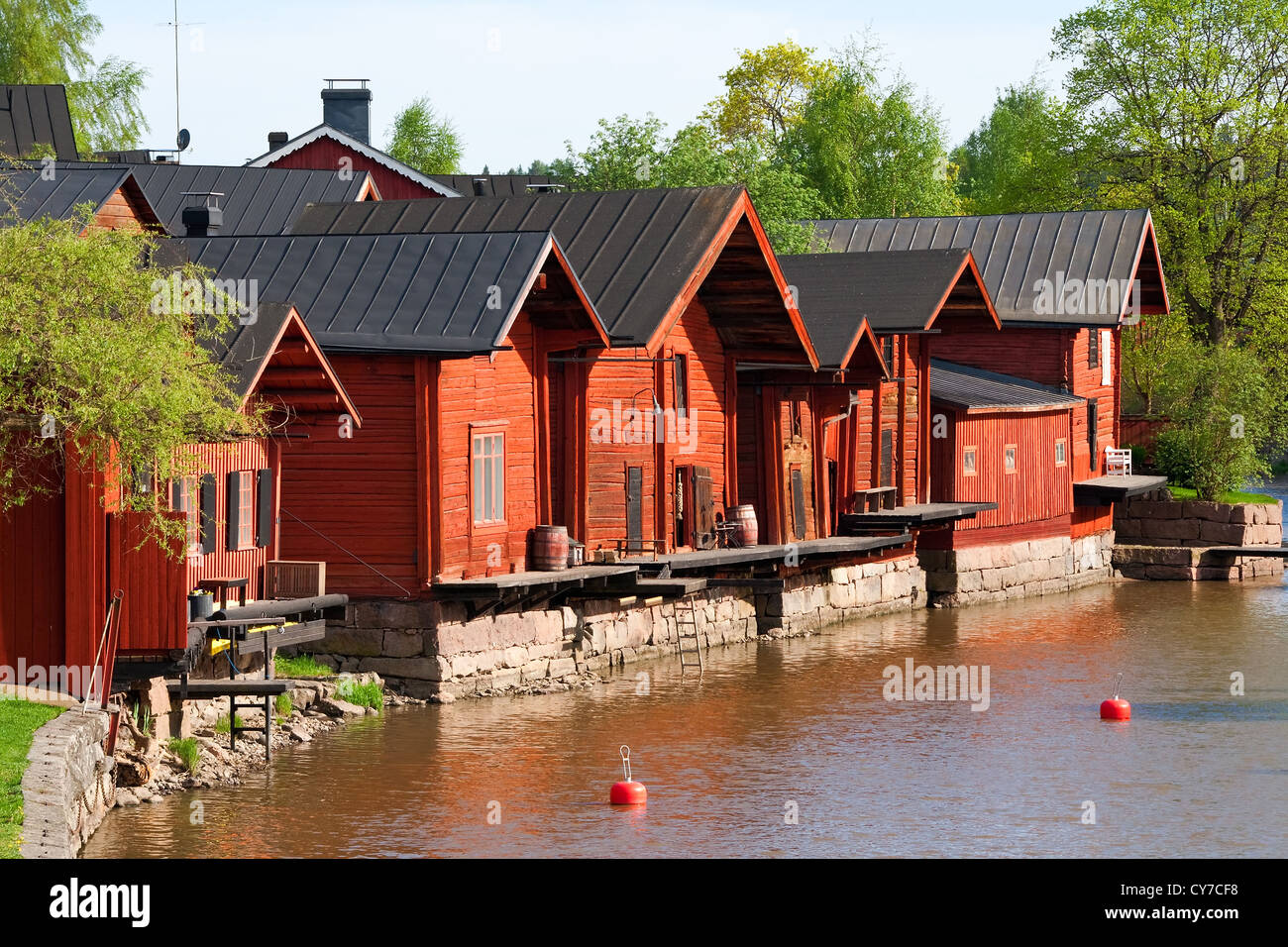 Malerische Holzhäuser und den Fluss in der Stadt Porvoo, Finnland. Stockfoto