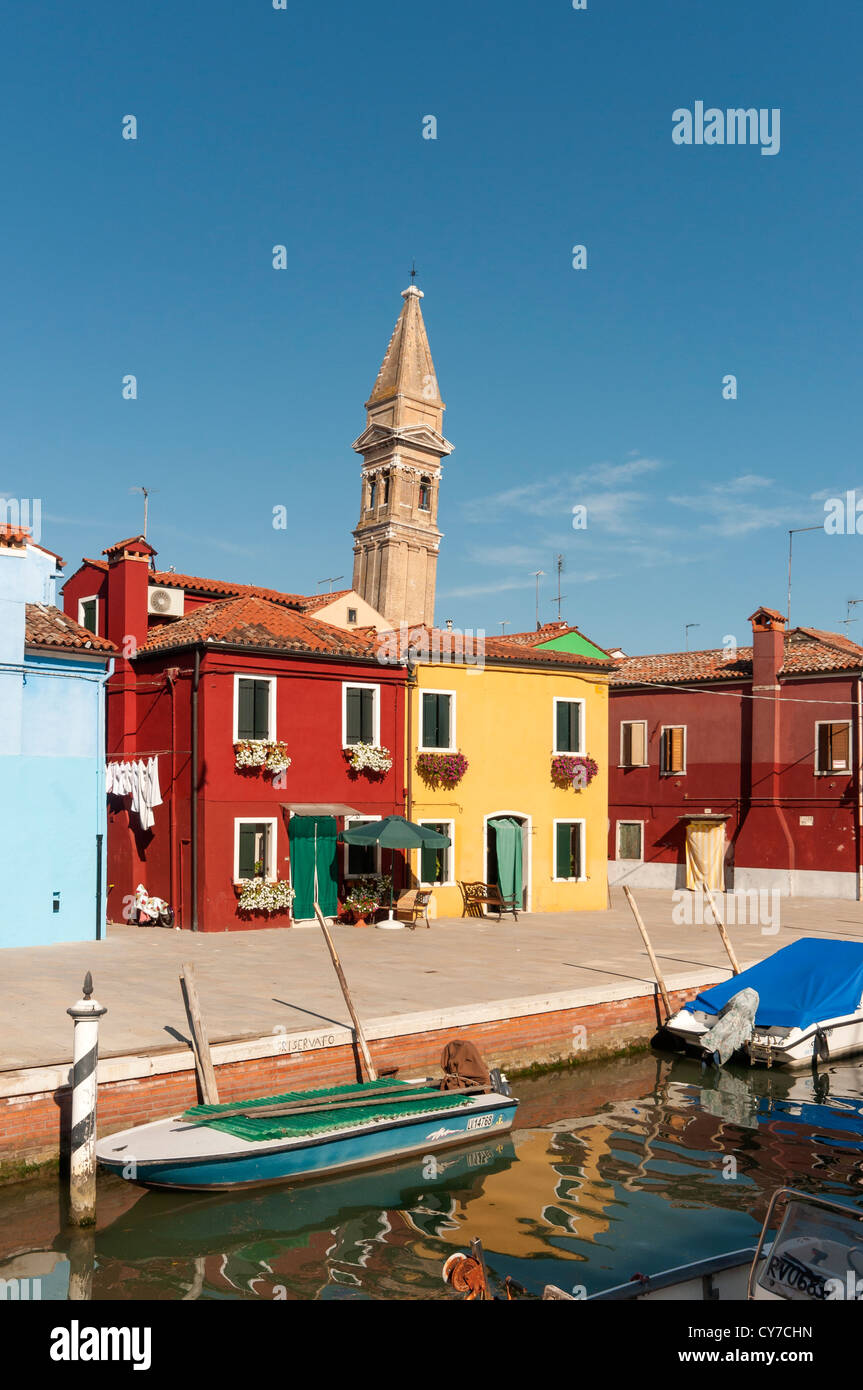 Burano-Kanal mit schiefen Turm der Kirche von San Martino, Fondamenta della Pescheria, Venedig, Veneto, Italien Stockfoto