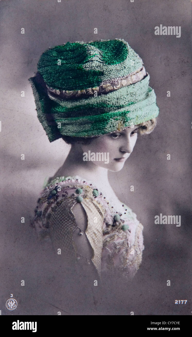 Damen Mode 1900 s Hand farbig Foto Postkarte England Stockfoto